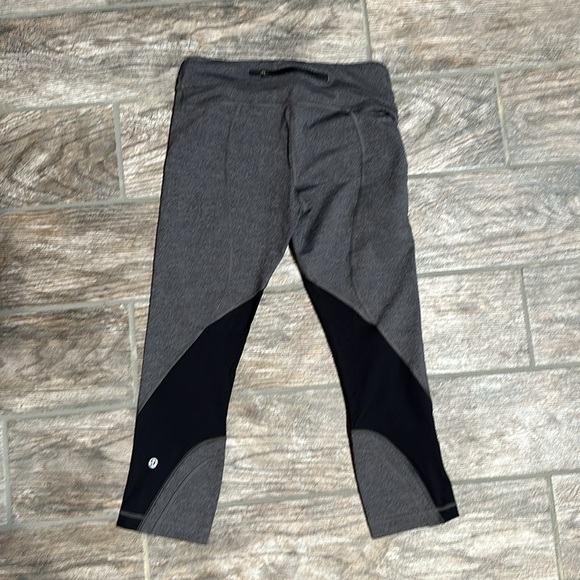 Lululemon Capris, Size 6 - Picture 2 of 4